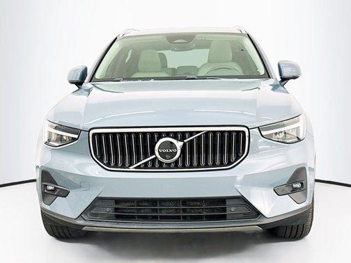 2023 Volvo XC40 B5 Plus Bright Theme