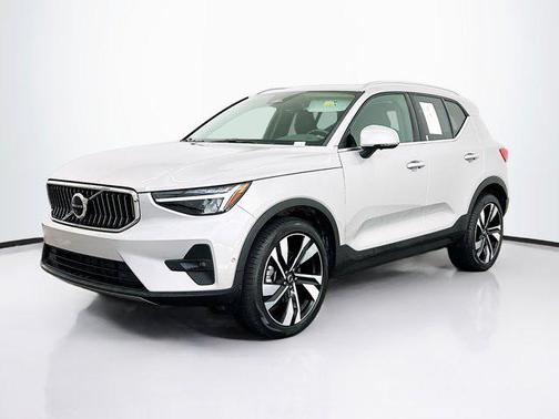 2025 Volvo XC40 B5 Plus Bright Theme