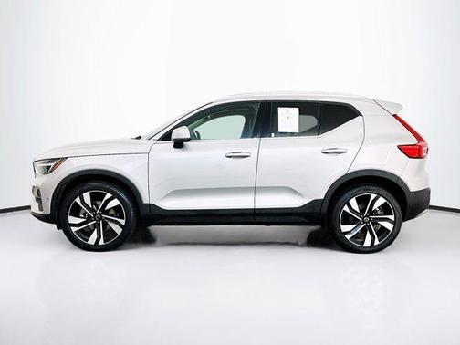 2025 Volvo XC40 B5 Plus Bright Theme