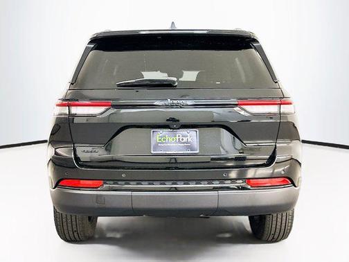 Diamond Black Crystal Pearlcoat 2025 Jeep Grand Cherokee Altitude
