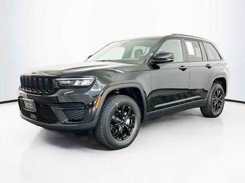 Diamond Black Crystal Pearlcoat 2025 Jeep Grand Cherokee Altitude
