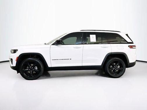 Bright White Clearcoat 2023 Jeep Grand Cherokee Altitude