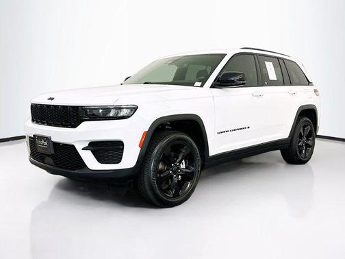 Bright White Clearcoat 2023 Jeep Grand Cherokee Altitude