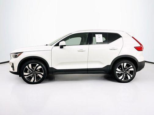 2025 Volvo XC40 B5 Plus Bright Theme
