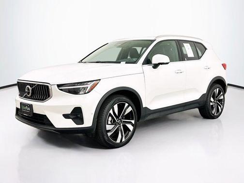 2025 Volvo XC40 B5 Plus Bright Theme