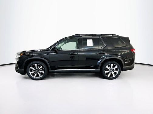 Crystal Black Pearl 2023 Honda Pilot Touring 8-Passenger