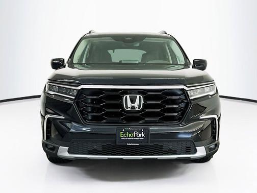Crystal Black Pearl 2023 Honda Pilot Touring 8-Passenger