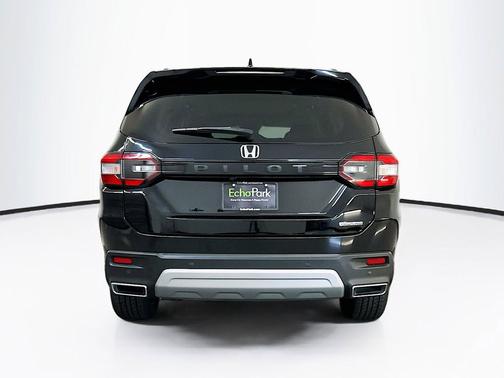 Crystal Black Pearl 2023 Honda Pilot Touring 8-Passenger