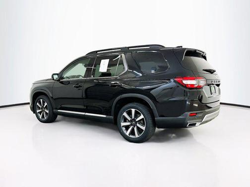 Crystal Black Pearl 2023 Honda Pilot Touring 8-Passenger
