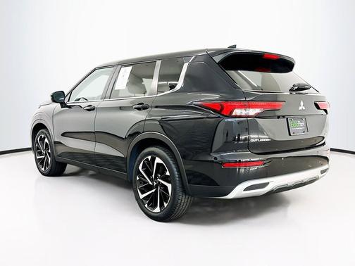 Labrador Black Pearl 2024 Mitsubishi Outlander SE S-AWC