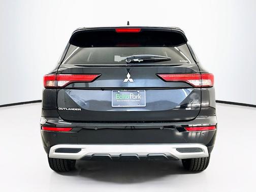 Labrador Black Pearl 2024 Mitsubishi Outlander SE S-AWC