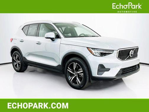 2025 Volvo XC40 B5 Core Bright Theme