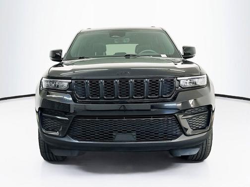 Diamond Black Crystal Pearlcoat 2025 Jeep Grand Cherokee Altitude