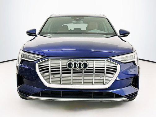 2022 Audi e-tron Premium Plus