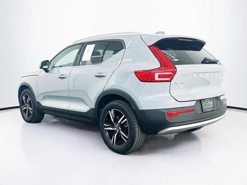 2025 Volvo XC40 B5 Core Bright Theme