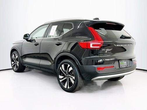 2023 Volvo XC40 B5 Ultimate Bright Theme