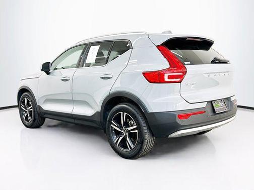 2025 Volvo XC40 B5 Core Bright Theme