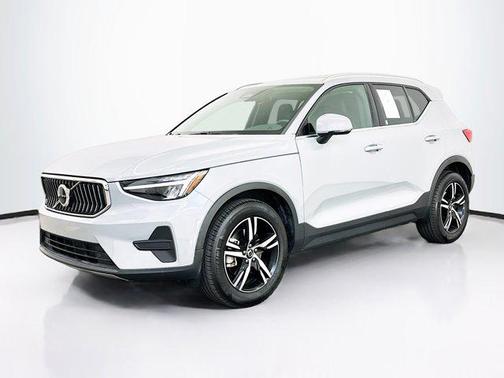 2025 Volvo XC40 B5 Core Bright Theme