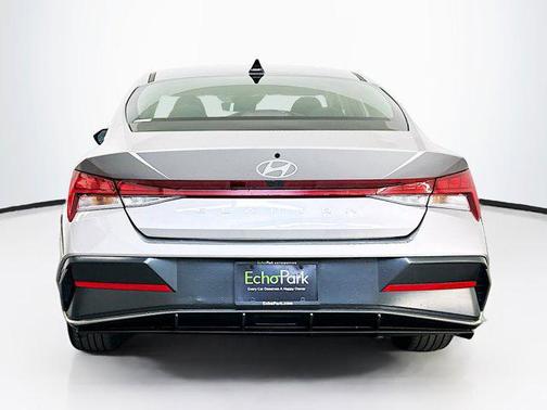 Fluid Metal 2025 Hyundai ELANTRA SEL