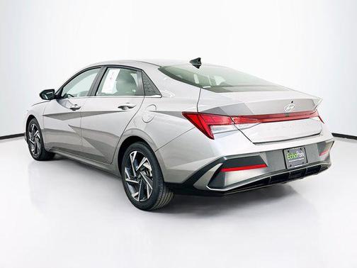 Fluid Metal 2025 Hyundai ELANTRA SEL
