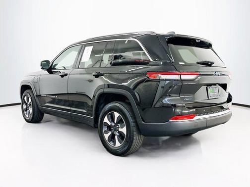 Diamond Black Crystal Pearlcoat 2023 Jeep Grand Cherokee 4xe Base