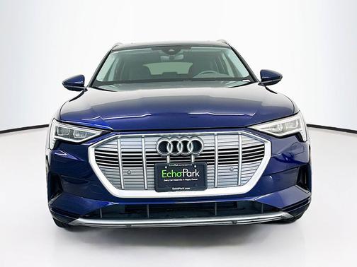 Navarra Blue Metallic 2022 Audi e-tron Premium