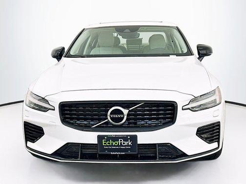 2022 Volvo S60 Recharge Plug-In Hybrid T8 R-Design Expression