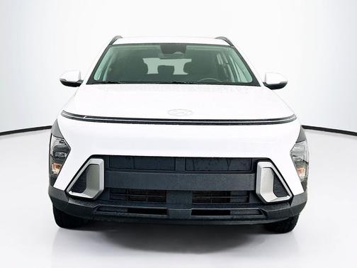 Atlas White 2025 Hyundai KONA SEL