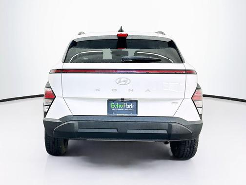 Atlas White 2025 Hyundai KONA SEL