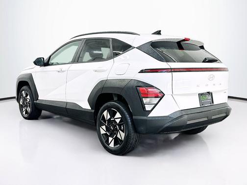 Atlas White 2025 Hyundai KONA SEL