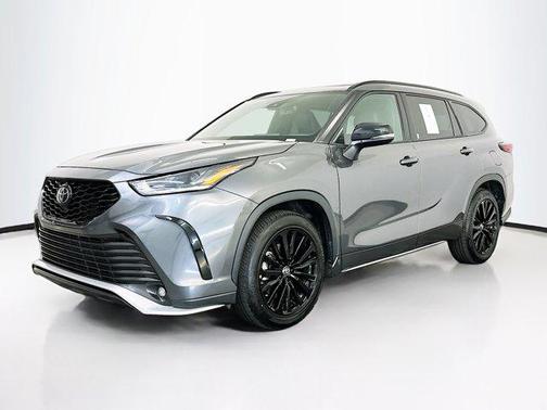 Magnetic Gray Metallic 2025 Toyota Highlander XSE