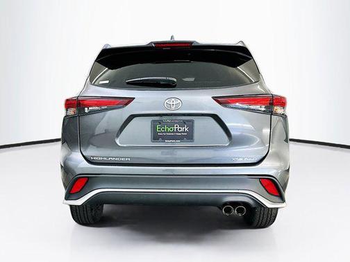 Magnetic Gray Metallic 2025 Toyota Highlander XSE
