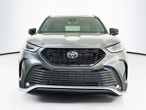 Magnetic Gray Metallic 2025 Toyota Highlander XSE