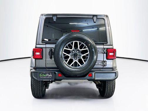 Granite Crystal Metallic Clearcoat 2025 Jeep Wrangler 4-Door Sahara 4x4