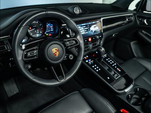 BLACK 2026 Porsche Macan Macan
