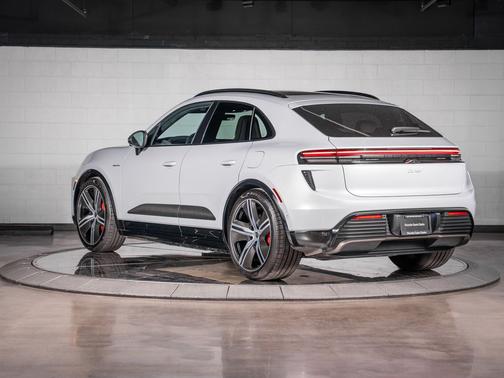 2024 Porsche Macan Turbo