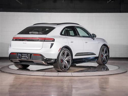 2024 Porsche Macan Turbo