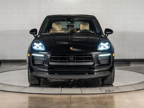 BLACK 2026 Porsche Macan Macan
