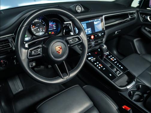 Jet Black Metallic 2026 Porsche Macan Macan