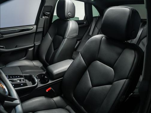 Jet Black Metallic 2026 Porsche Macan Macan