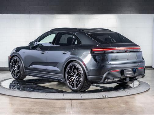 2025 Porsche Macan Turbo