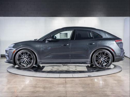 2025 Porsche Macan Turbo
