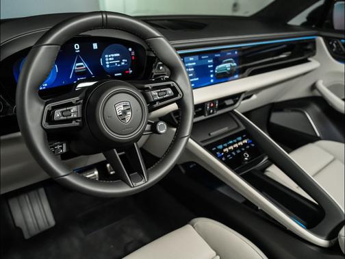 Aventurine Green Metallic 2026 Porsche Macan Macan Electric Turbo