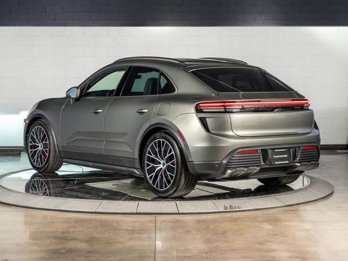 Aventurine Green Metallic 2026 Porsche Macan Macan Electric Turbo