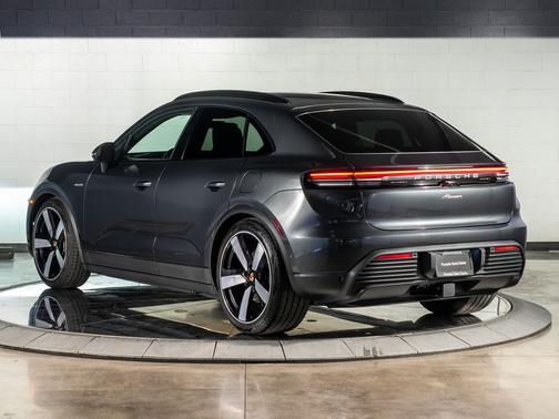 2025 Porsche Macan Base