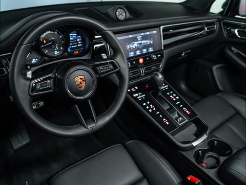 2025 Porsche Macan BASE