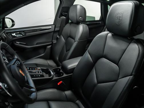 2025 Porsche Macan T