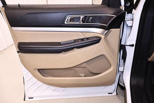Oxford White 2017 Ford Explorer XLT