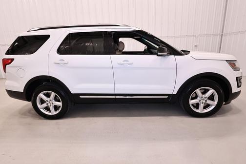 Oxford White 2017 Ford Explorer XLT
