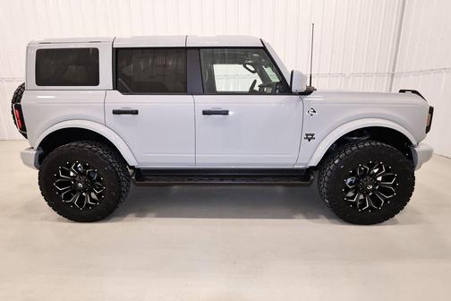 Avalanche Gray 2026 Ford Bronco Outer Banks